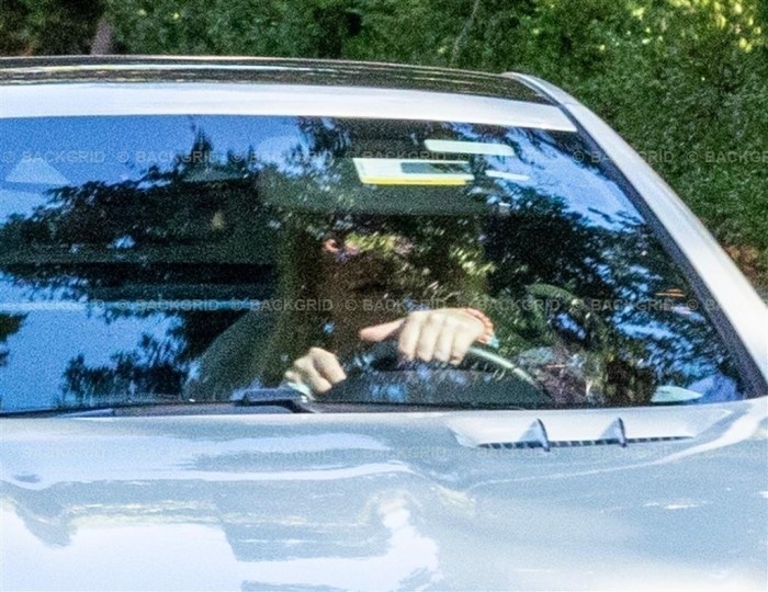 Britney spears and sam asghari both seen without wedding rings as singer vacations with her manager