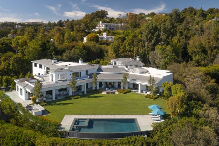 Ben affleck and jennifer lopez have been house hunting for months why theres pressure to close now