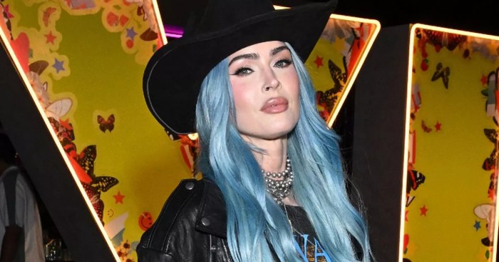 Megan Fox Looks Hot in Her New Blonde Hairstyle - celebsclassy.com Yes megan fox is blonde now but shes also having the best time trolling machine gun kelly