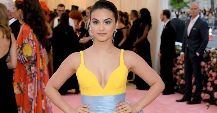 Riverdales camila mendes just went pants free and she did it while walking around on the street