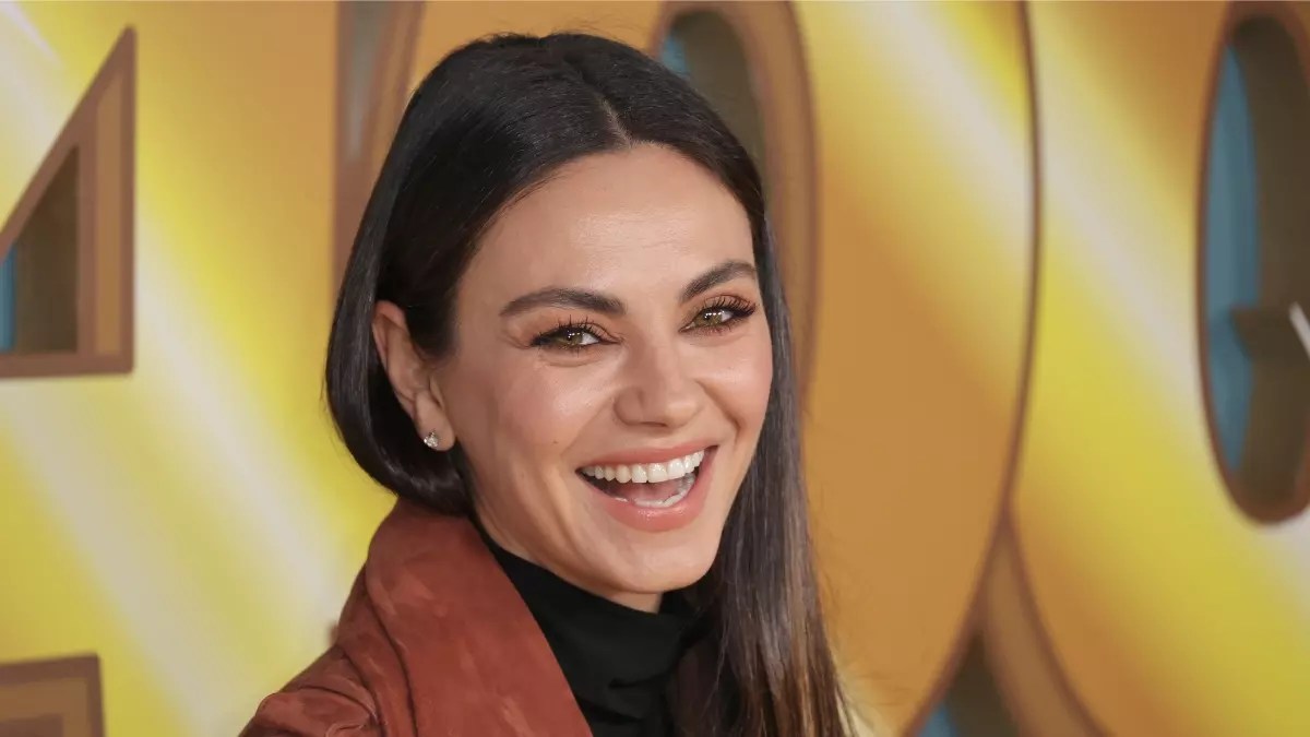 Mila kunis called out ashton kutcher and reese witherspoon about those awkward red carpet photos