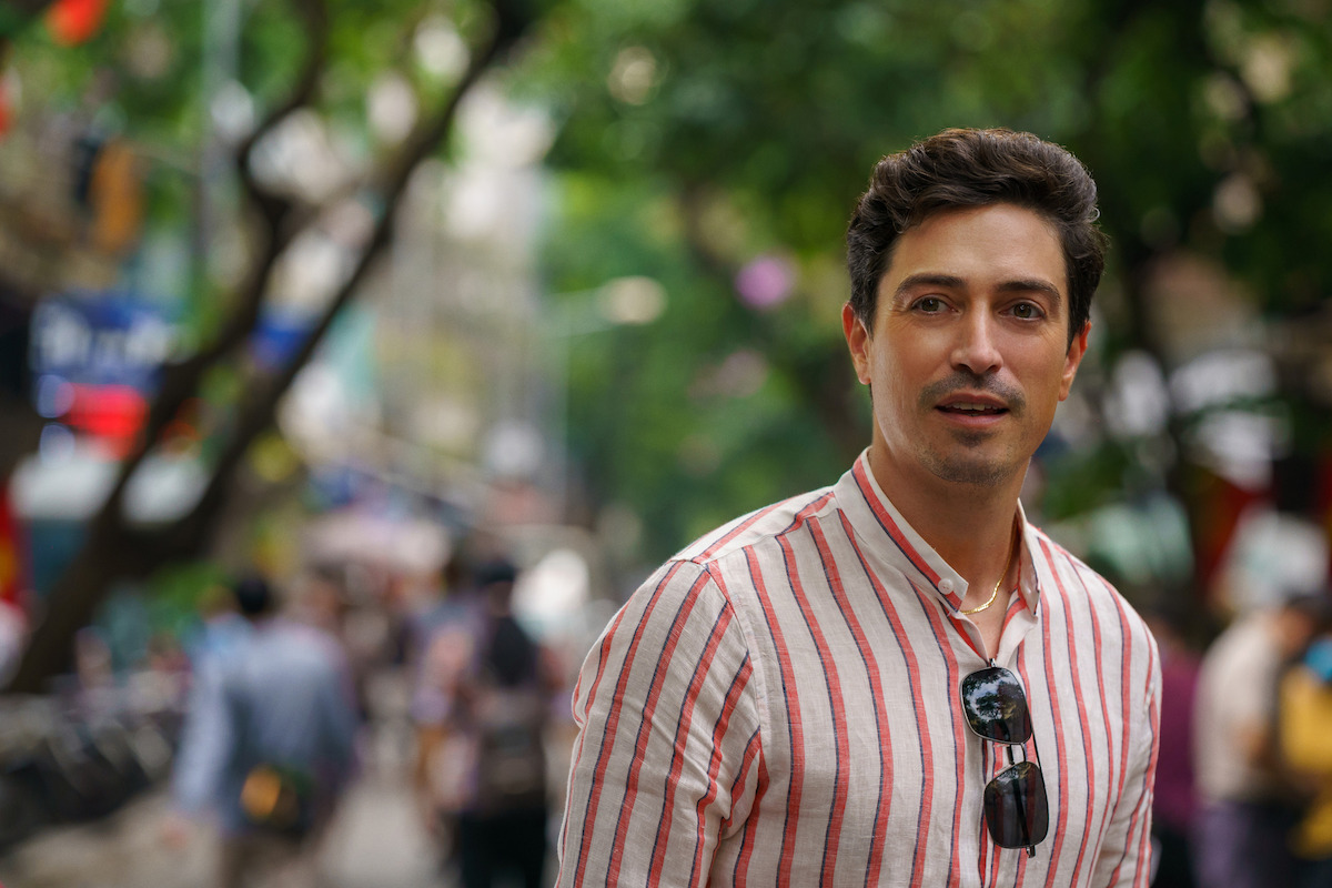 A tourists guide to love what we know about rachael leigh cooks new netflix rom com