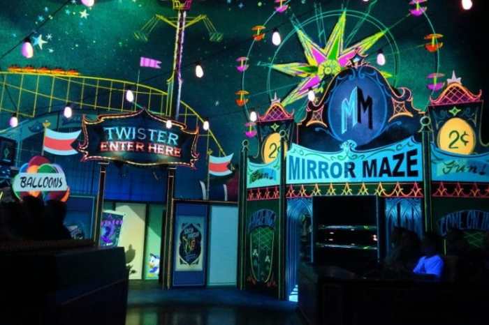 The differences between mickey and minnies runaway railway at disneyland and disney world
