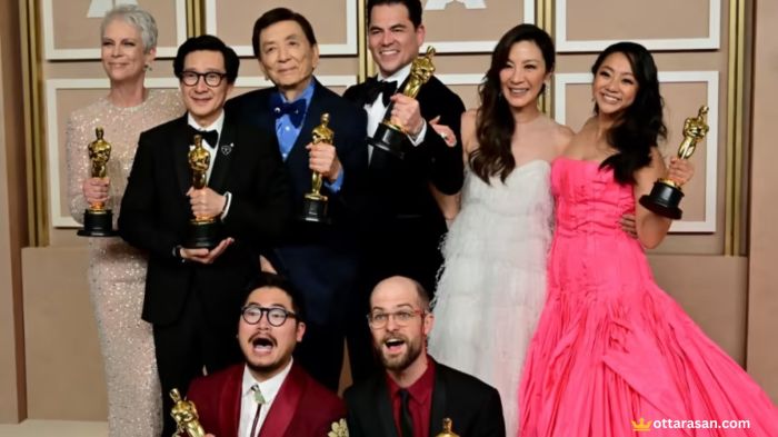 A24 throws hot dog shade at oscar mayer after everything everywhere all at once gets 11 academy award nominations
