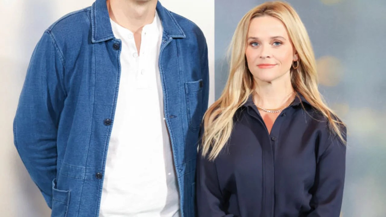 The internet roasted ashton kutcher for those awkward red carpet photos with reese witherspoon but he says theres a totally reasonable explanation why it happened
