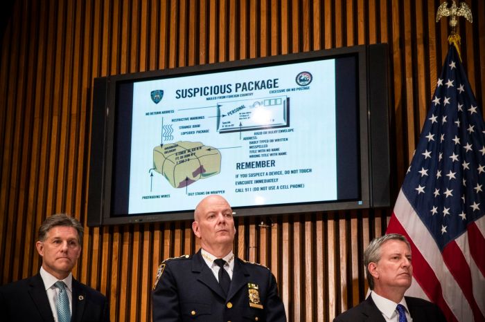 Pipe Bombs Sent to Hillary Clinton, Barack Obama and CNN Offices - The ... Someone threatened to blow up the hollywood sign with pipe bombs but their plan had one gigantic flaw