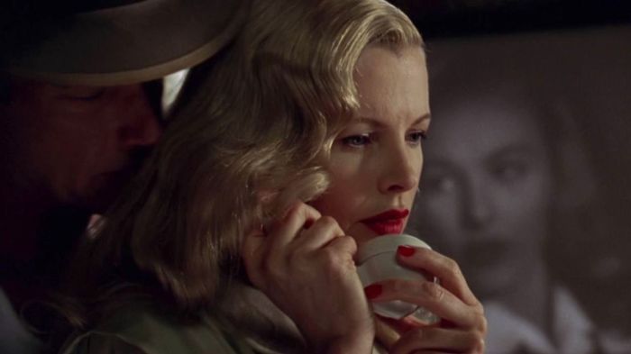 Kim basinger oscars Kim basinger reflects back on that time her dress almost fell off at the oscars