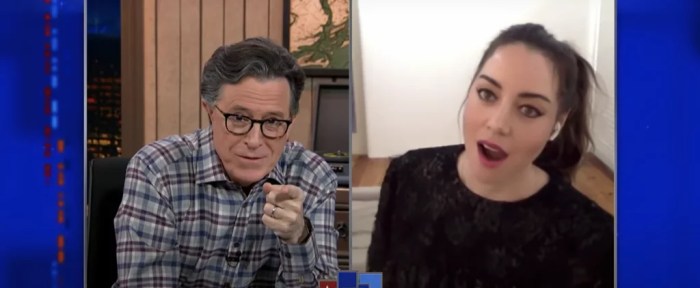 That time aubrey plaza hilariously stole a note off joe bidens white house desk