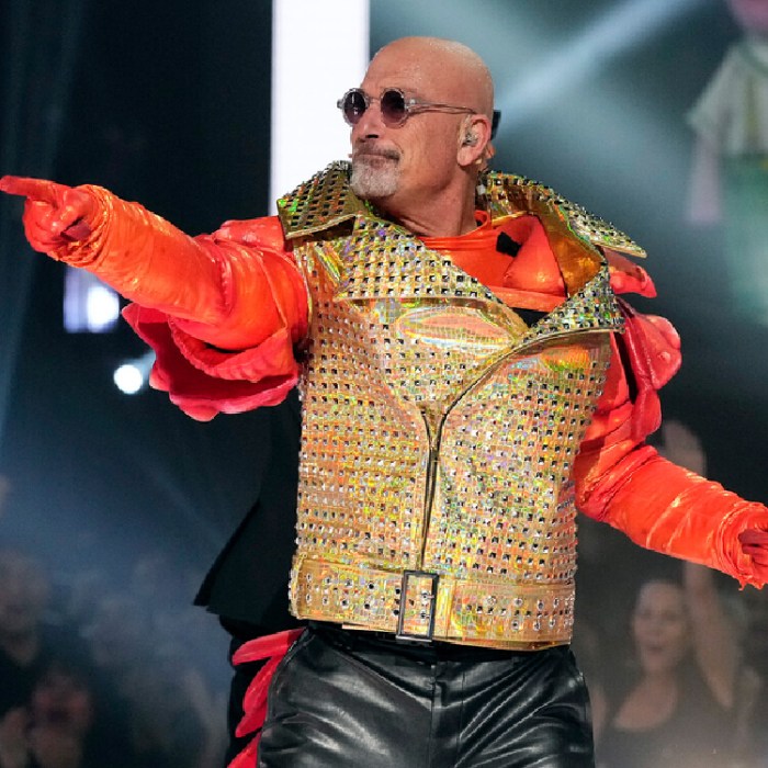 The masked singers howie mandel had the ultimate zinger for former agt host nick cannon after hugging him despite his germaphobia