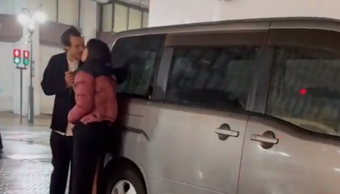 After viral makeout with harry styles emily ratajkowski calls the response to her dating frustrating