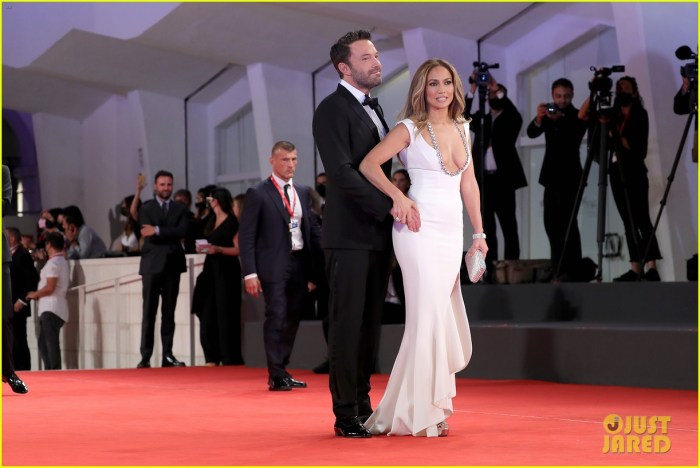 Ben affleck has nothing but praise for his new wife as jennifer lopez stuns at the air premiere