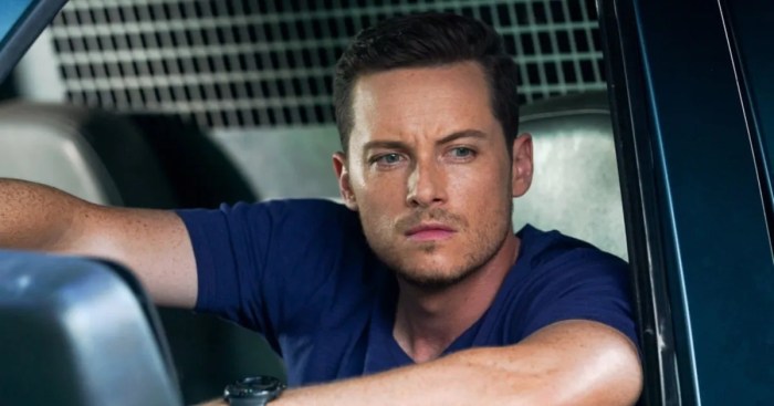 Jesse lee soffer returns to chicago pd set in fun bts photos and his former co stars are hyped