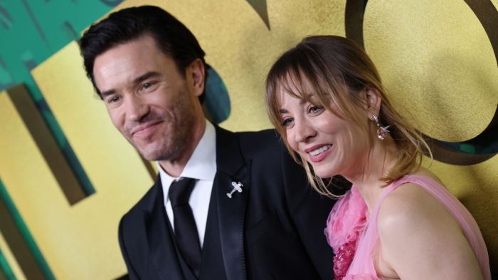 Kaley cuoco tom pelphrey and soon to be baby celebrate their red carpet debut as a party of 3