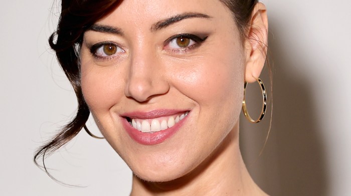 Aubrey plaza has been the subject of underboob related awards show rumors her white lotus co star set the record straight