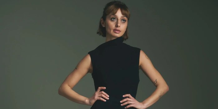 Superman and lois star sofia hasmik discusses her initial reaction to chrissy and kyles surprising hook up