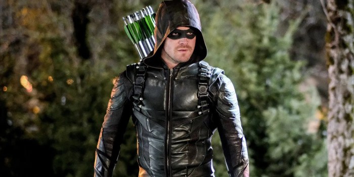 The flash is bringing stephen amells green arrow back for epic yet emotional reunion