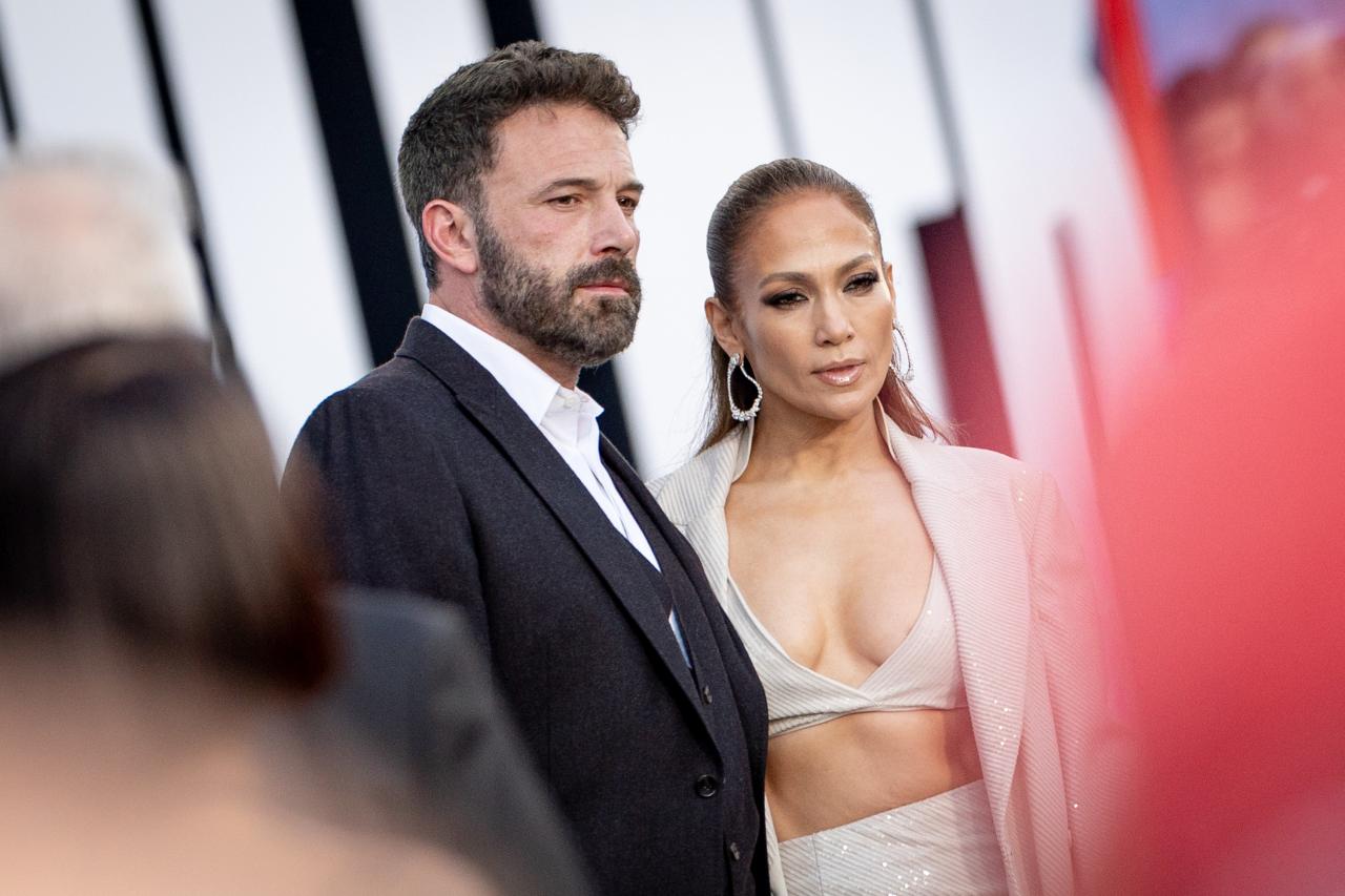 Ben affleck has nothing but praise for his new wife as jennifer lopez stuns at the air premiere