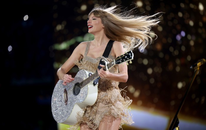 Why are fans screaming 123 lets go b h during taylor swifts eras tour