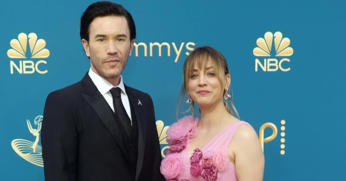 Im still swooning over tom pelphreys sweet message to kaley cuoco about their red carpet adventure while shes pregnant