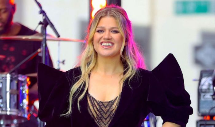 Kelly clarkson recalls the time she was nearly involved in an epic wardrobe malfunction onstage while going commando