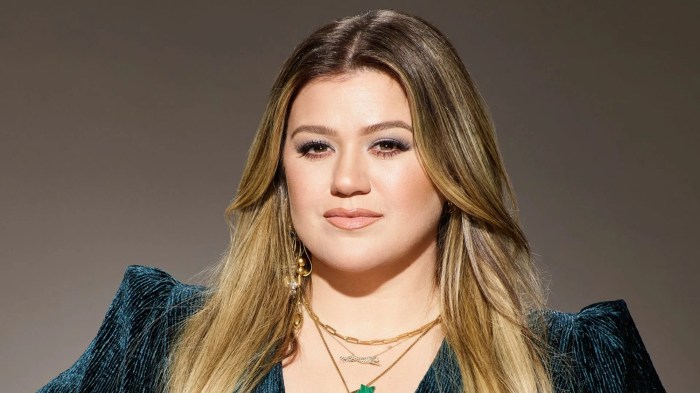 Kelly clarkson recalls the time she was nearly involved in an epic wardrobe malfunction onstage while going commando