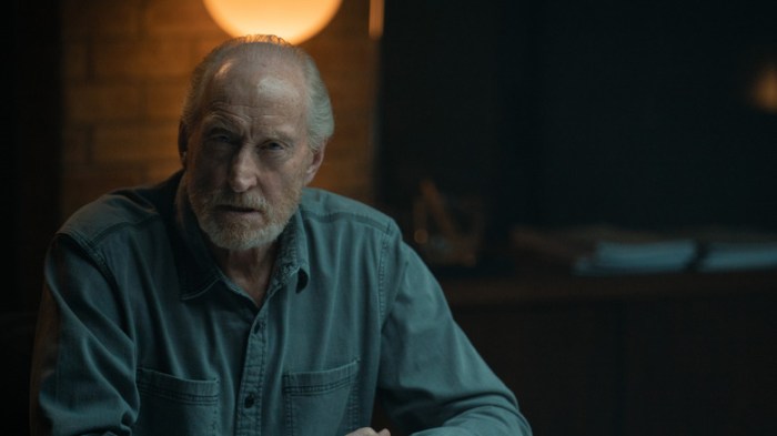 Watch rabbit holes kiefer sutherland charles dance and more try to quickly describe their complex paramount series